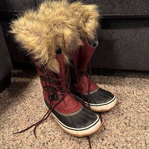 Stylish Women's Faux Fur-Lined Winter Boots